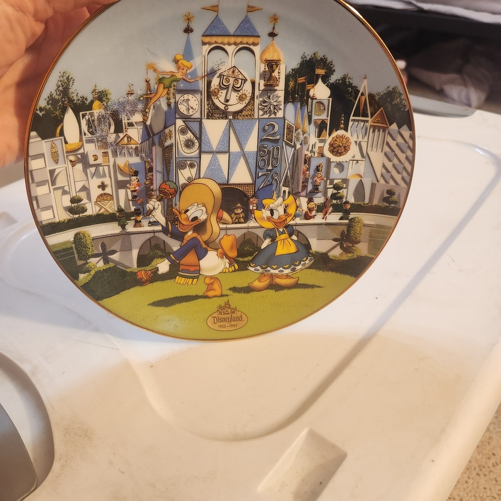 Disney Collectible Plate with Donald and Daisy in Blue and Gold